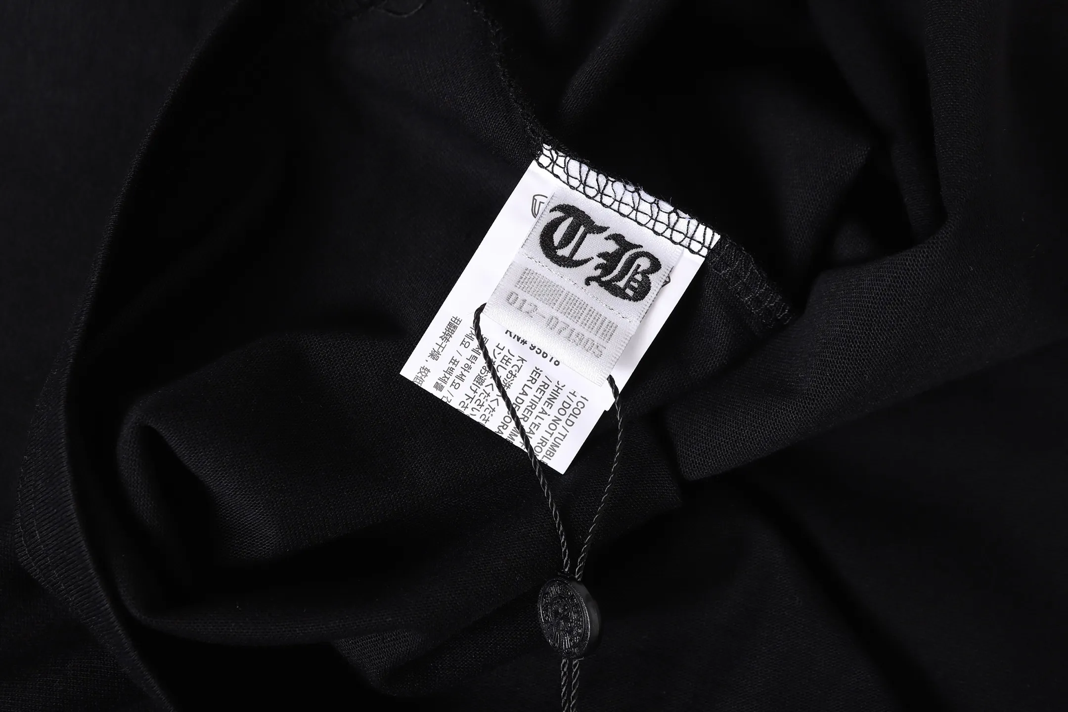 P160 Chrome Hearts CH Chrome Hearts Heavy Industry lip graffiti leather cross ✝️Short-sleeved T-shirt Use imported Tajima machine embroidery Correctly configured Black 2025 Chrome Hearts nylon bag authentic packaging 260 grams of custom-dyed double yarn cotton Large version Loose and stylish Differentiation from low version slim and long version The upper body pulls the hips 100% commitment: top quality Do not make fast food The highest version on the market Top quality - different from the ordinary versions on the market If you care about quality, you should also respect the price. Absolutely 0 after-sales service and 0 return rate so far. It’s hard not to love the style - 260g custom-dyed double yarn fabric - Correct high-density main mark, washed tag, hand-sewn